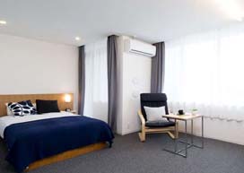 天井までのハイサッシュとスタイリッシュな内装