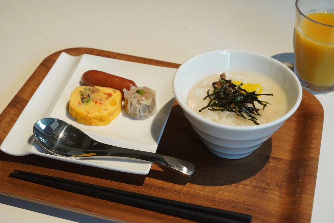 朝食のトッピングビュッフェ台