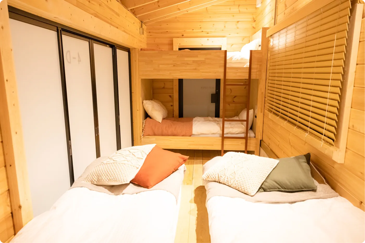 4BEDS CABIN 寝室棟