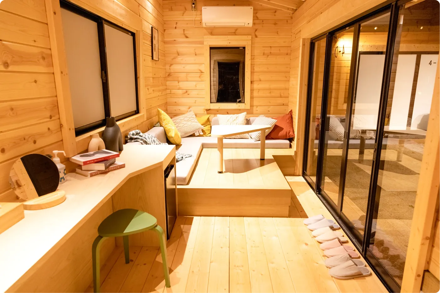 4BEDS CABIN リビング棟