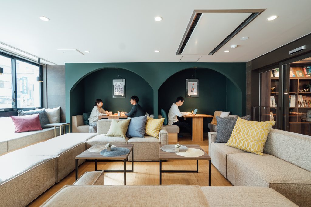 シェアレジデンスnearsの共用部。作業やくつろぎなど用途に合わせて使える空間