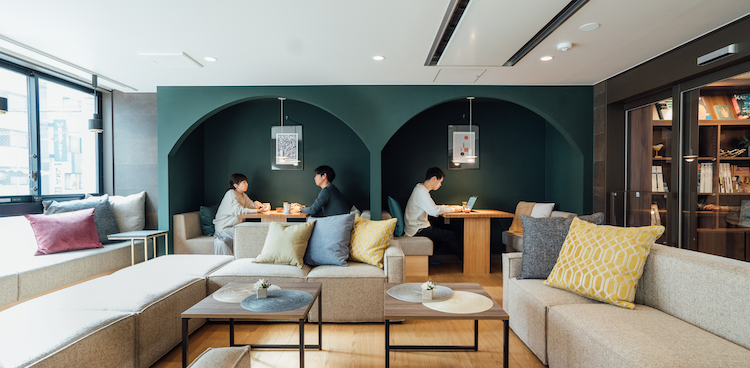 シェアレジデンスnearsの共用部。作業やくつろぎなど用途に合わせて使える空間