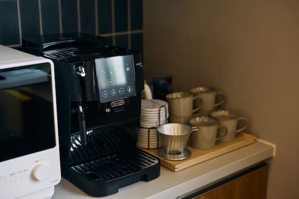 nearsの共用部にあるフリーカフェ。無料のスナックやコーヒーマシンを常備