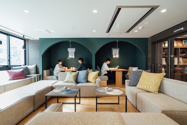 シェアレジデンスnearsの共用部。作業やくつろぎなど用途に合わせて使える空間