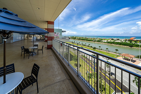 iias（イーアス沖縄豊崎）（徒歩12分／約900m／2020年7月撮影）