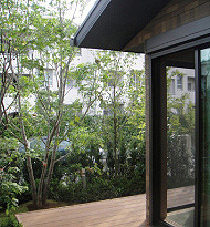 「舞浜の杜　23号棟」ウッドデッキ（平成21年8月撮影）