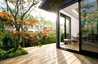 「舞浜の杜」22号棟　ウッドデッキ（平成21年8月撮影）