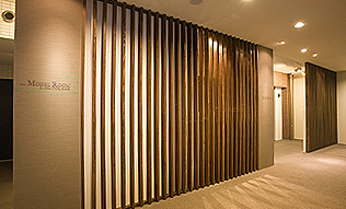 「ヴィーガーデン　ザ・レジデンス」マンションギャラリー内装のルーバー（平成21年3月撮影）