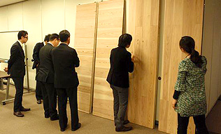 試作中壁材の確認風景（平成21年12月 弊社会議室にて撮影）