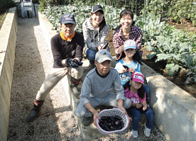 収穫したナスと一緒に記念撮影（平成22年10月撮影）