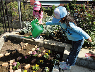 姉妹2人で水やり（平成22年10月撮影）