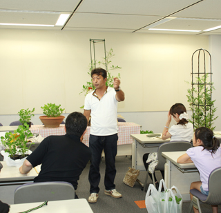 遊びながらエコクラブの様子(平成23年7月撮影)