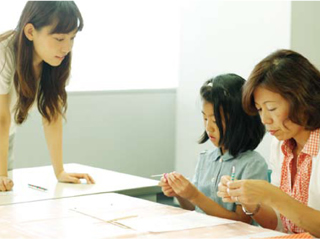 遊びながらエコクラブのキャンドルづくり(平成23年7月撮影)