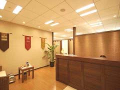 鍼やマッサージ治療を受けられる従業員専用の「リフレッシュルーム」1.エントランス