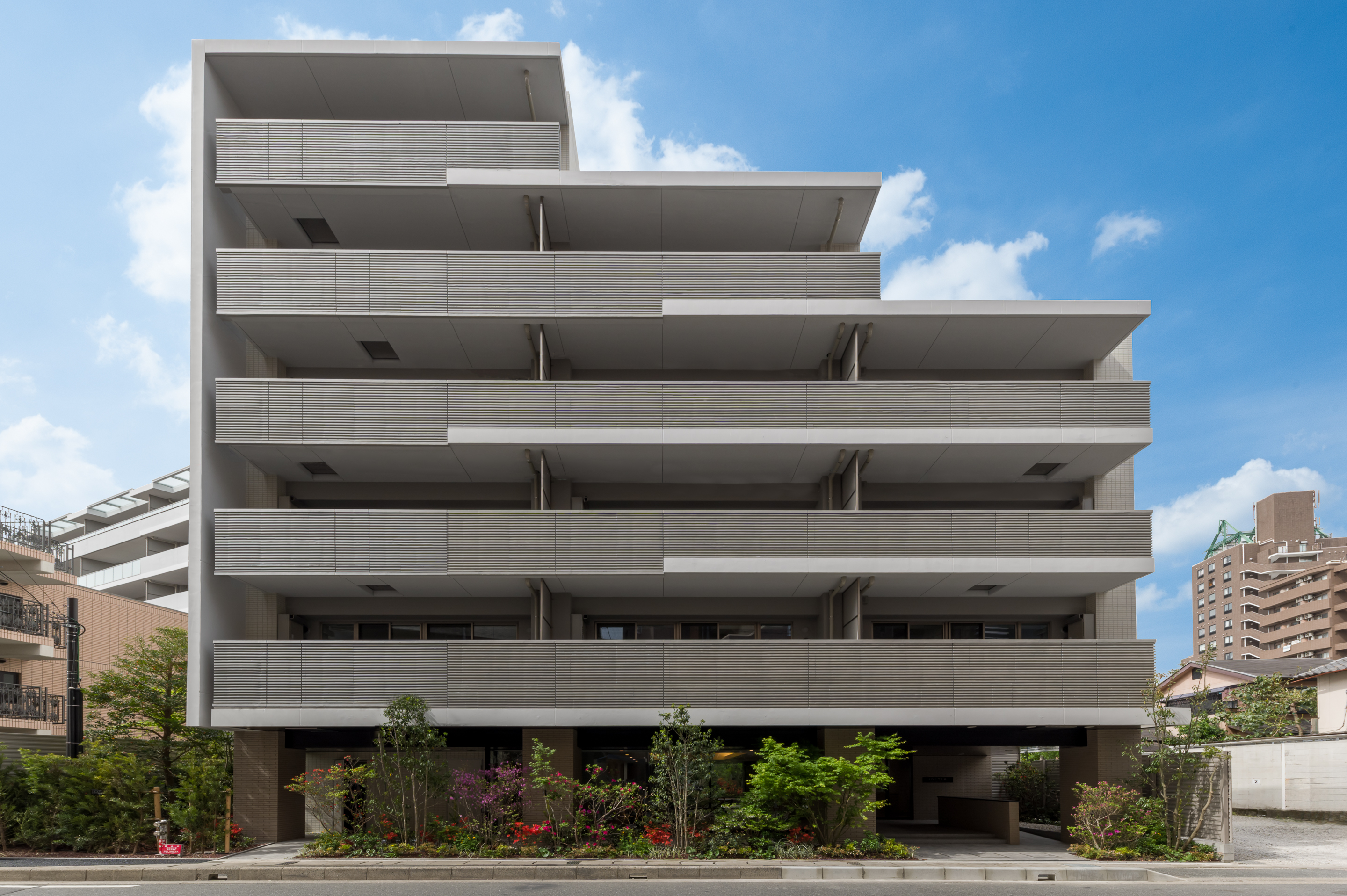 青空のもとに建つマンション南側外観
