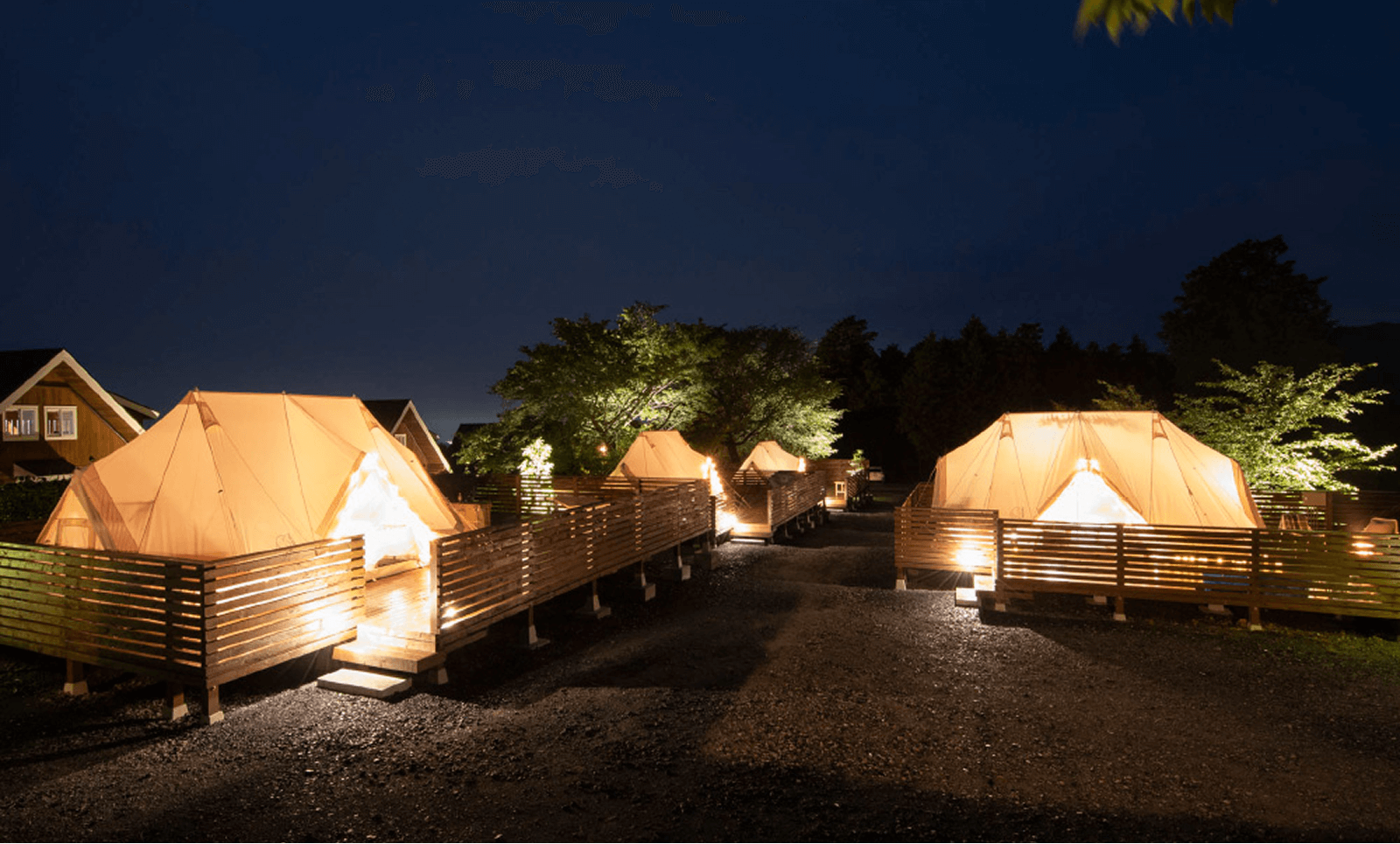 夜になると、幻想的な光を放つテントが森の中に浮かび上がります。