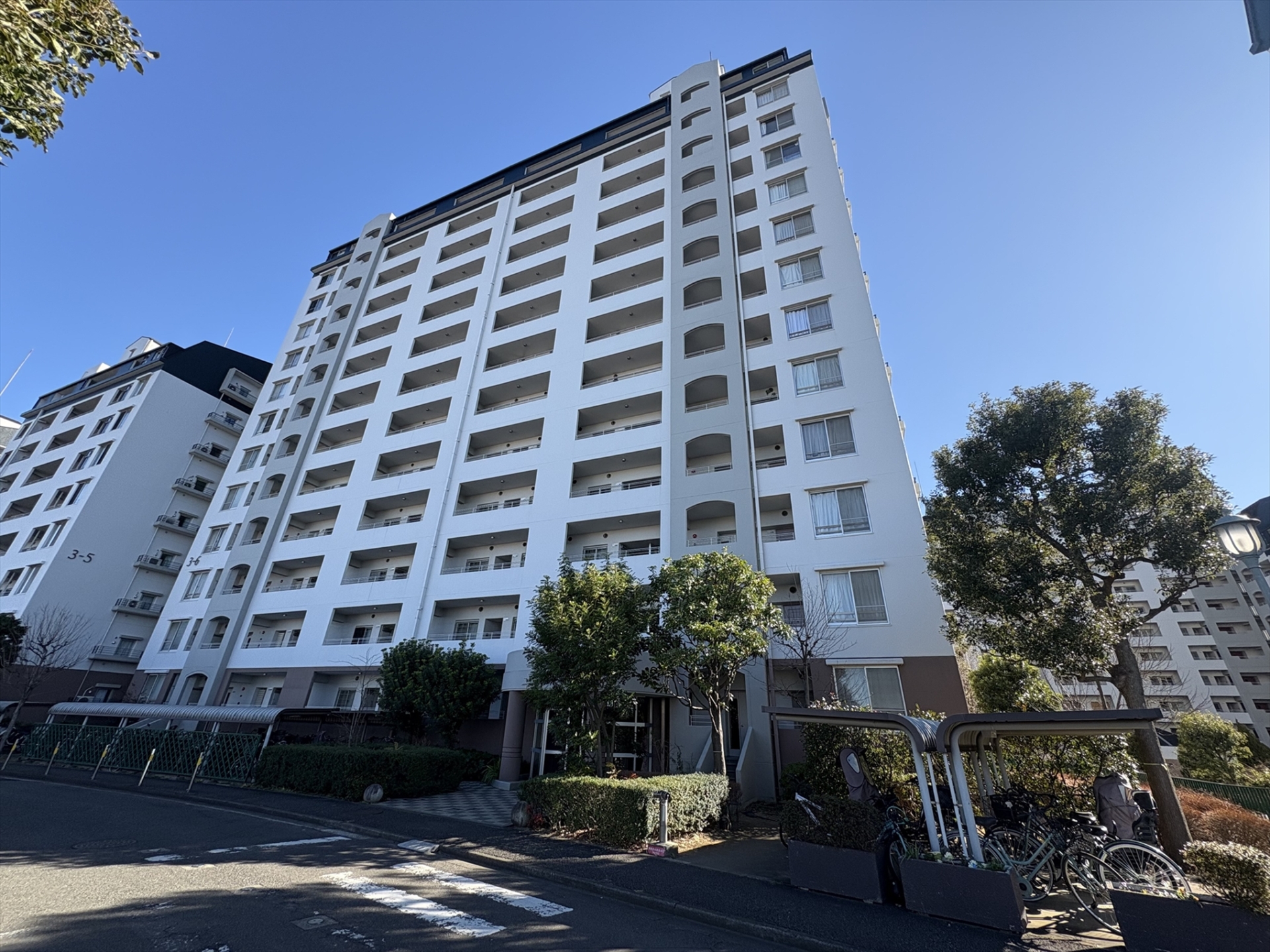 【外観】明るい白を基調とした、すっきりとした印象の外観です(2026年1月)