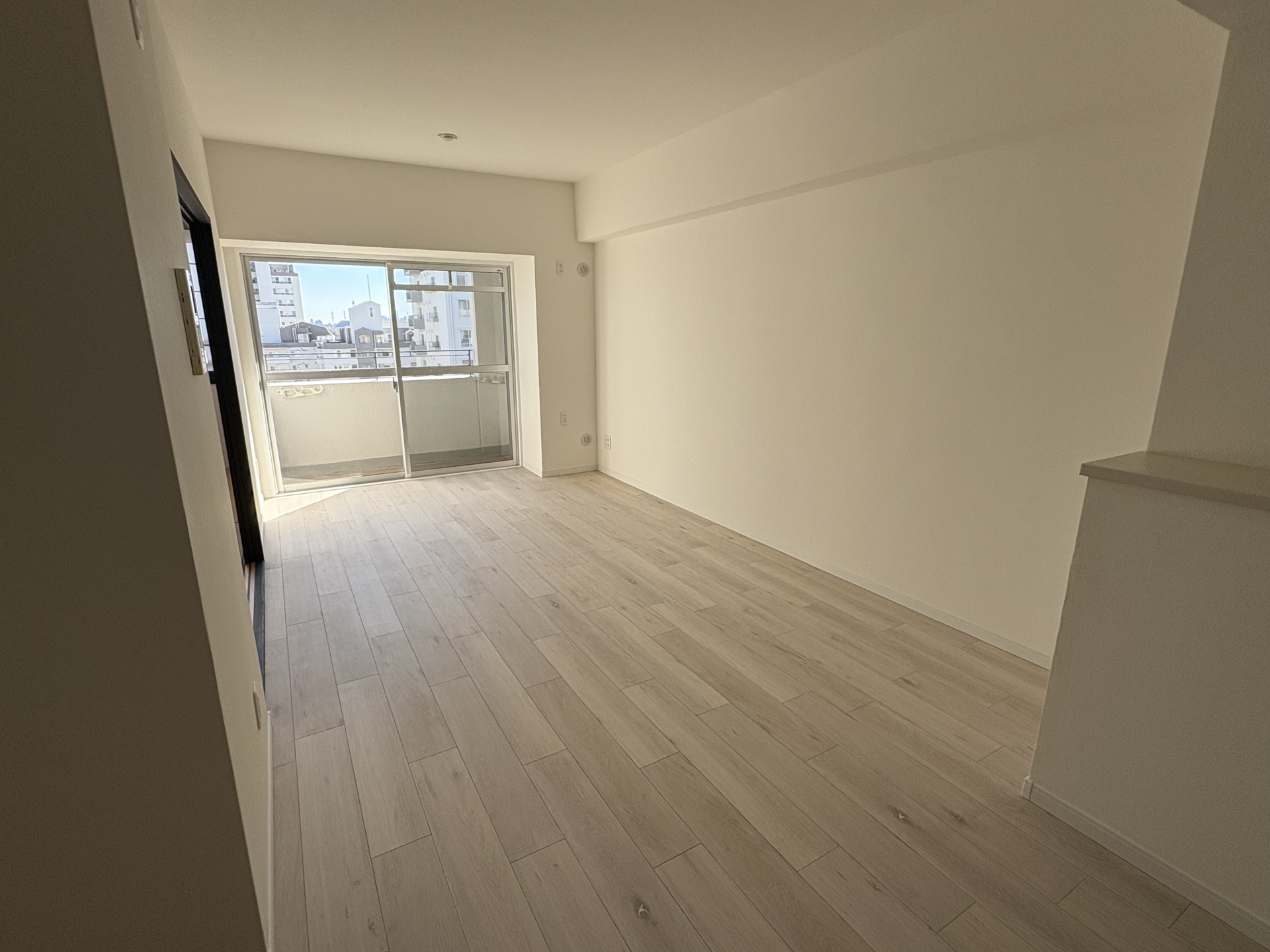 【リビング】陽光がふりそそぐ明るい室内で、1日を通して気持ちよくお過ごしいただけます(2026年1月)