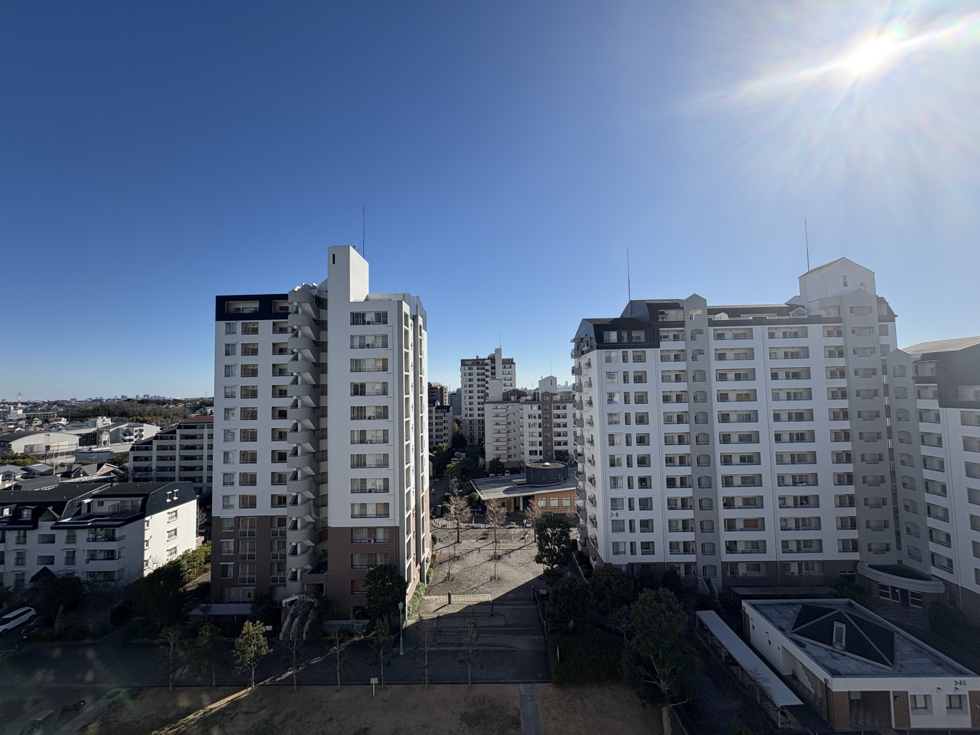 【バルコニー】バルコニーから差し込むやさしい日差しが、今日の一日をそっと整えてくれます。(2026年1月)