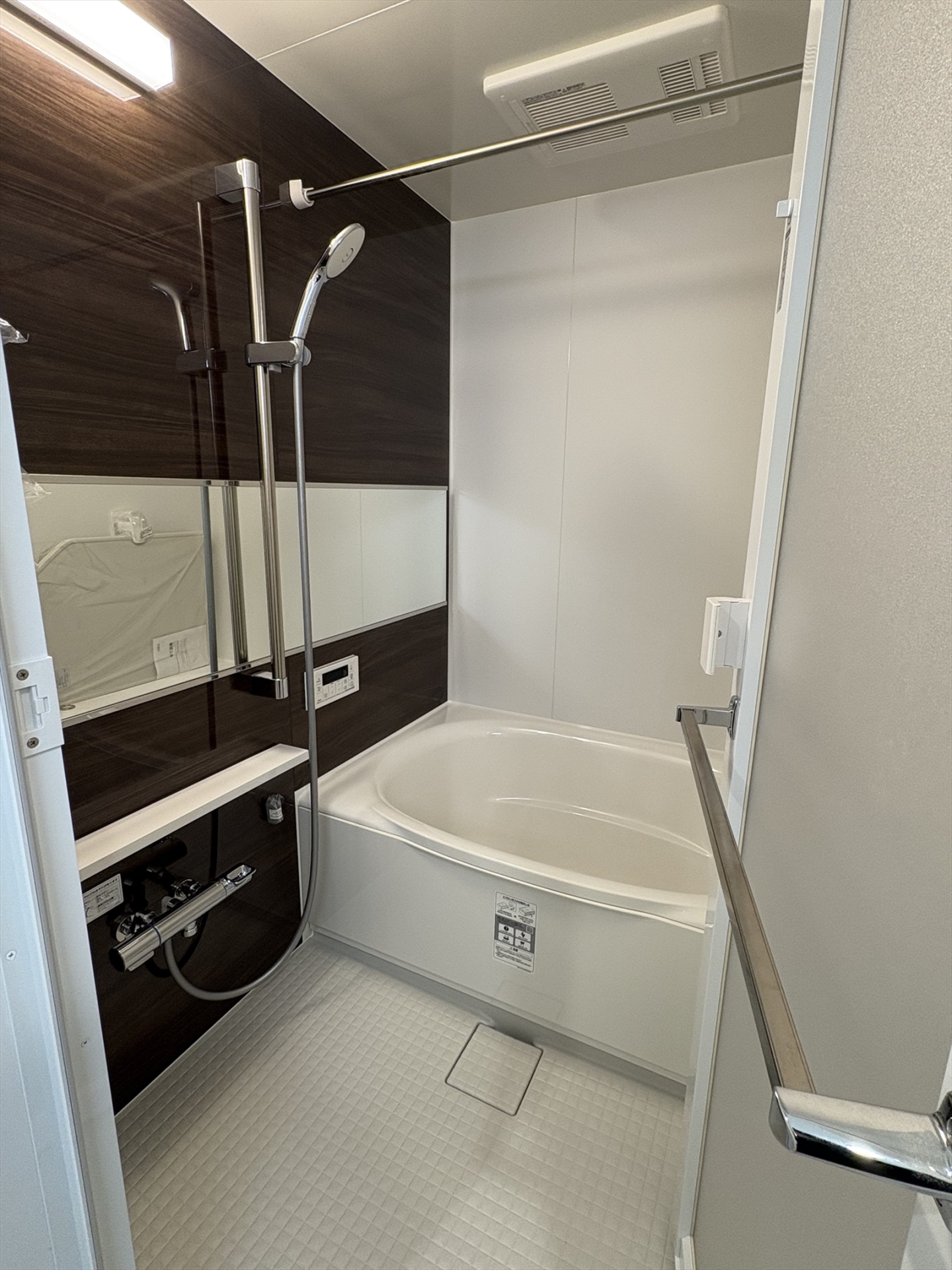 【浴室】追い焚き機能つきで経済的なユニットバスは、温度調整も簡単。ゆったりくつろげる快適な浴室です。(2026年1月)