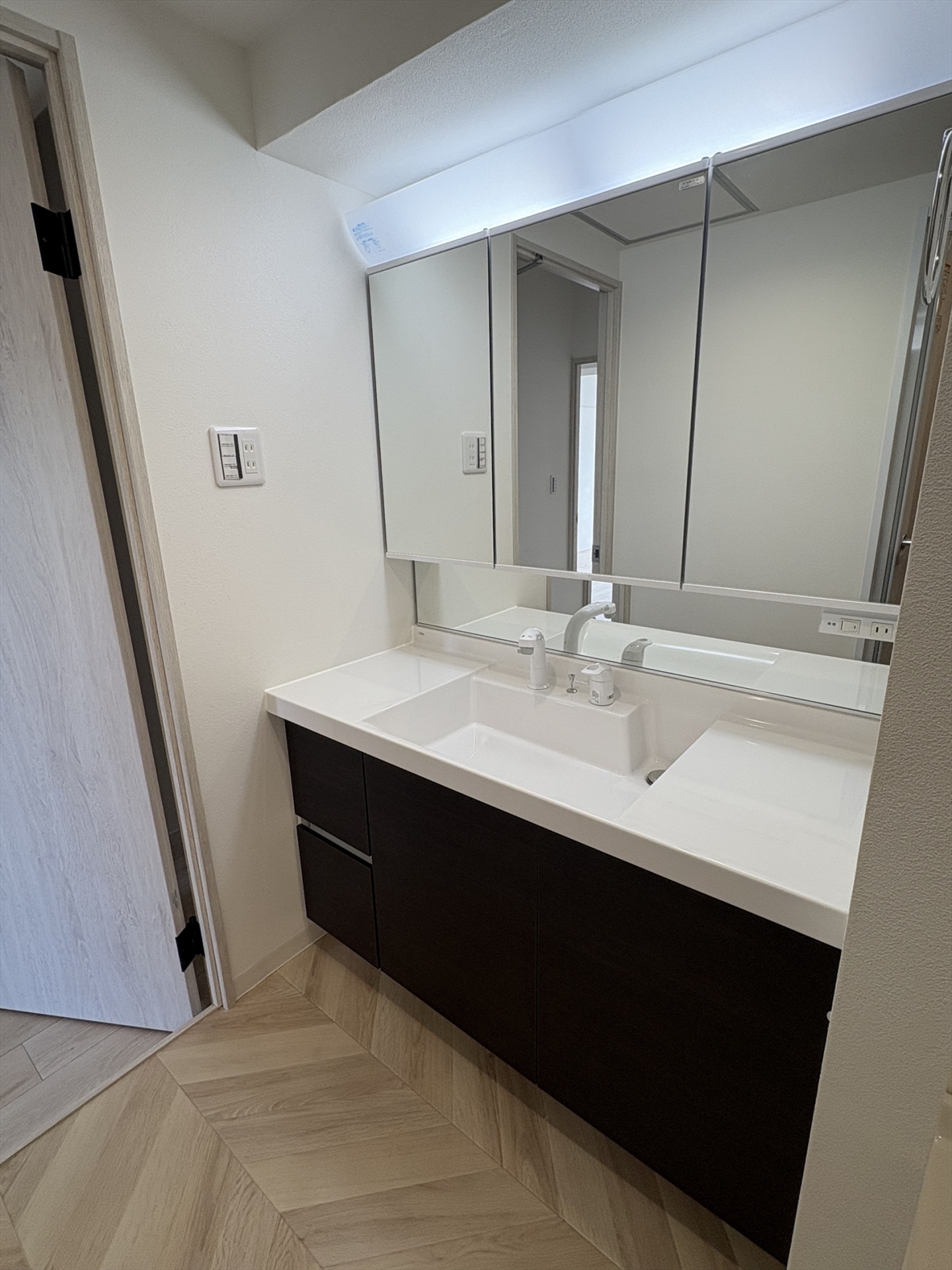 【洗面台・洗面所】三面鏡つきの広々とした空間で、朝の身支度もスムーズに整います。(2026年1月)