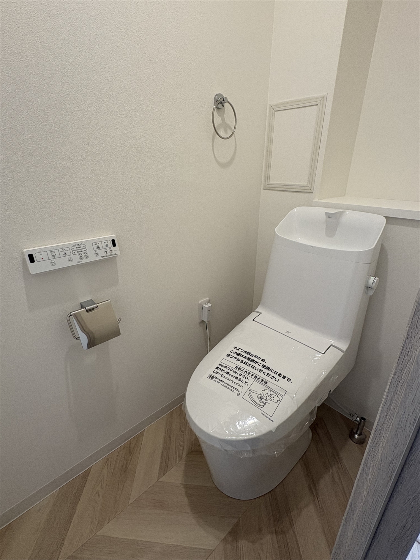 【トイレ】快適な温水洗浄便座つきで、いつでも心地よく使える清潔なトイレ空間です。(2026年1月)