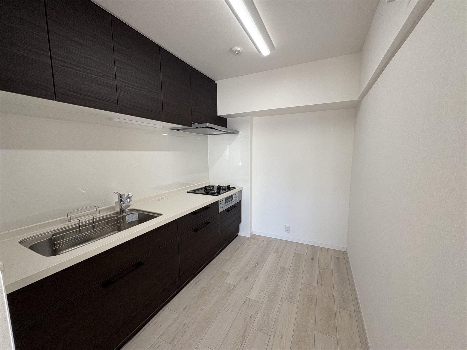 【キッチン】３口コンロ・グリル付システムキッチンで日々の料理も快適です。。(2026年1月)