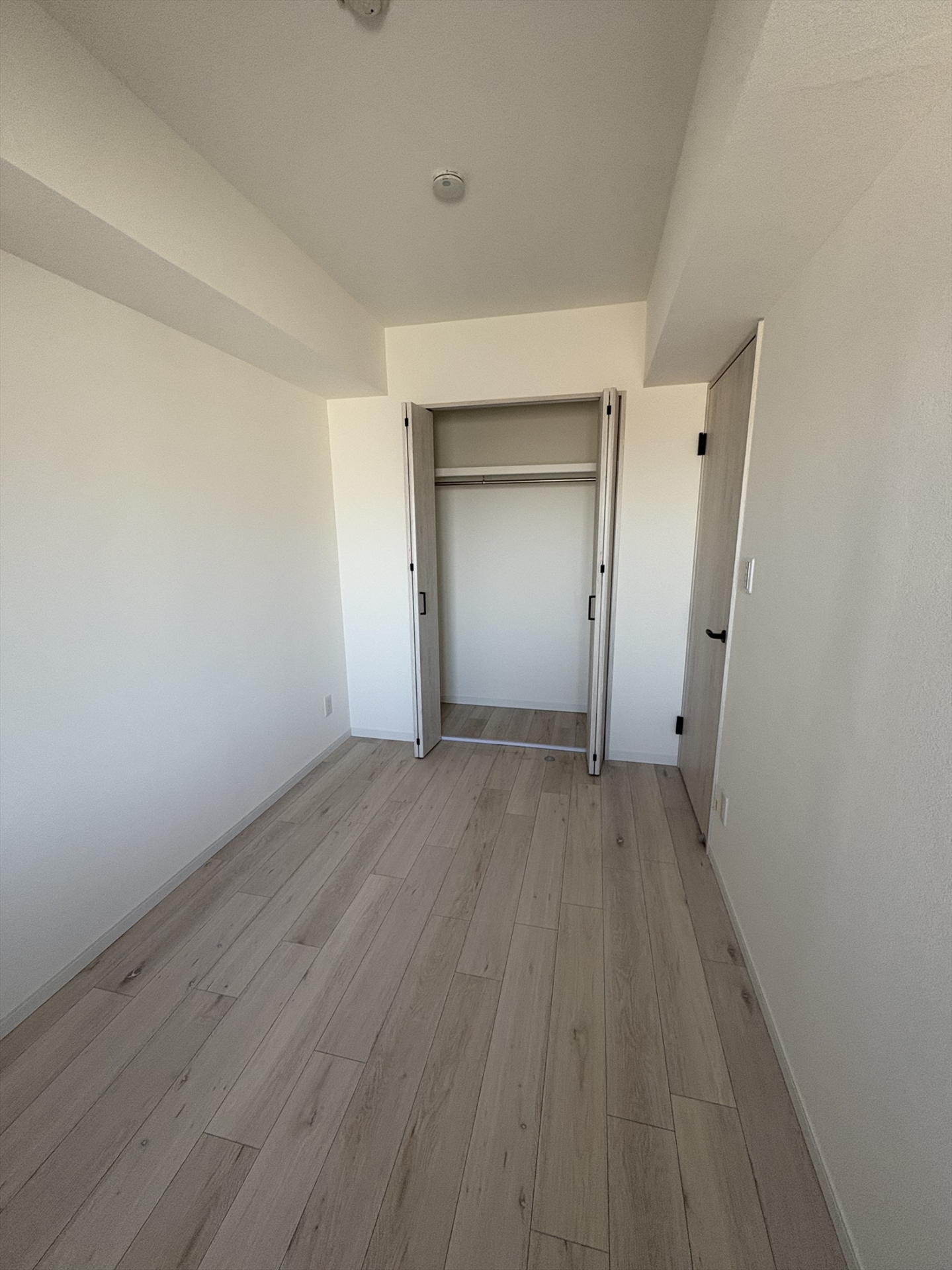 【居室】全居室に収納があるので、モノが多い方でもすっきり片づけられ、生活スペースを広く保てます(2026年1月)