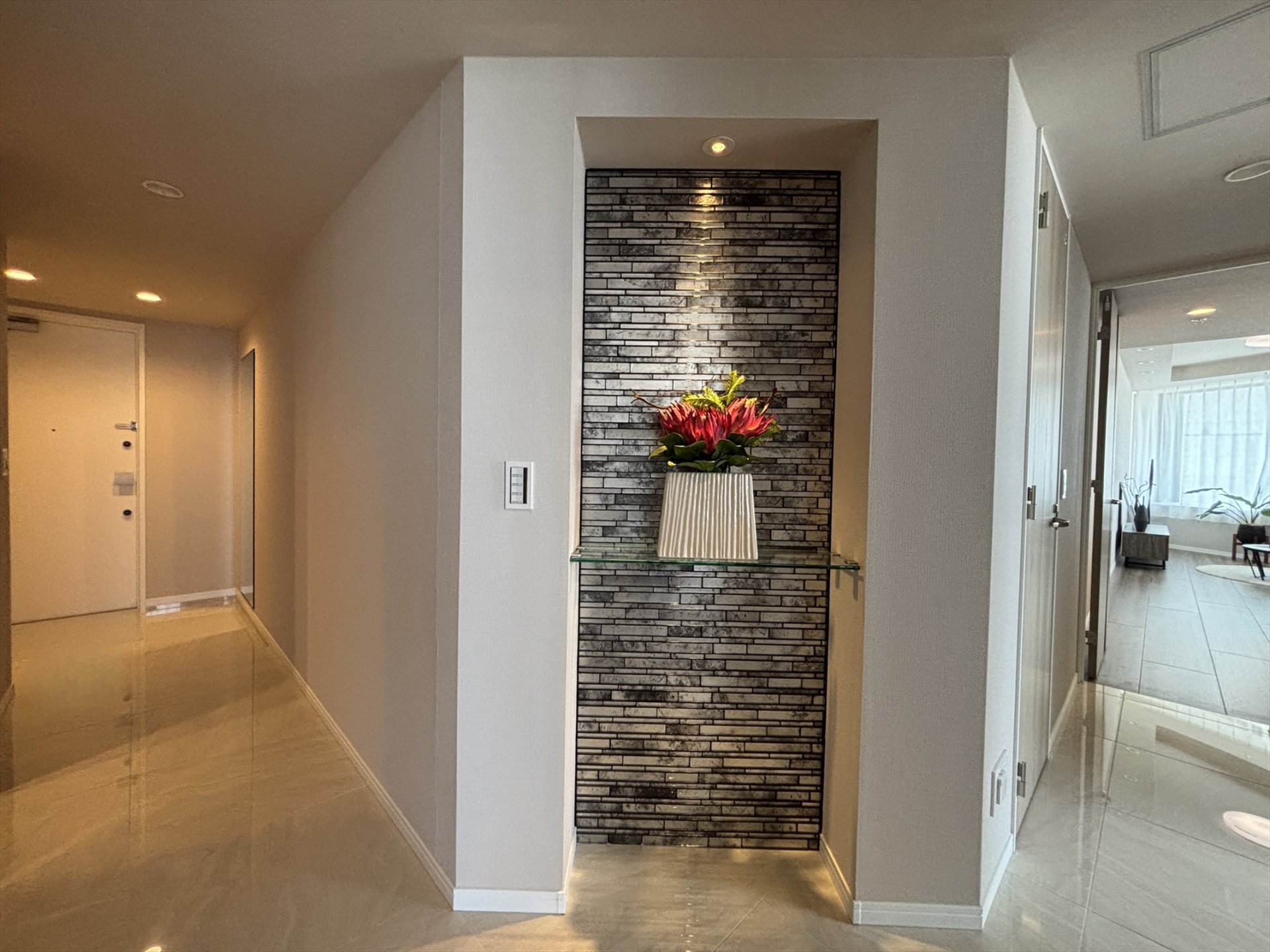 【内装】LDに繋がる廊下にタイル貼の飾り棚(2026年3月)