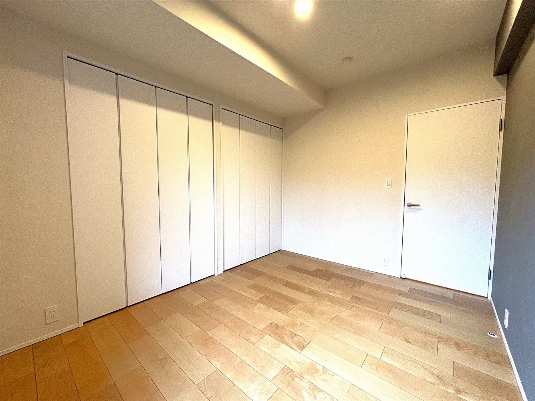 【居室】約6.0畳の洋室。クローゼットがあり、たくさんある洋服も収納していただけます。(2026年5月)