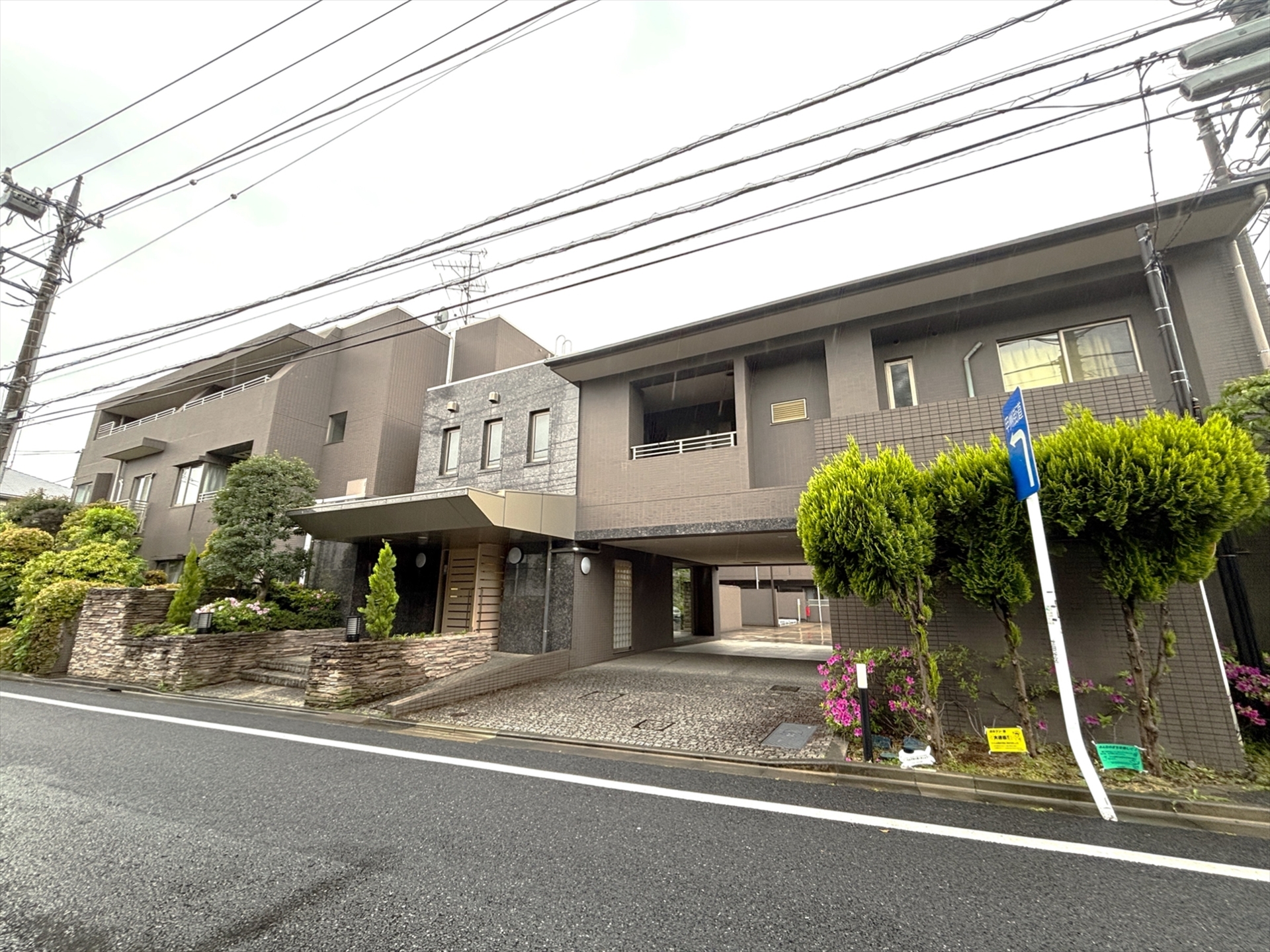 【外観】前面道路からの外観。植栽が彩る落ち着いた佇まいで、住環境の良さが伝わります。(2026年5月)