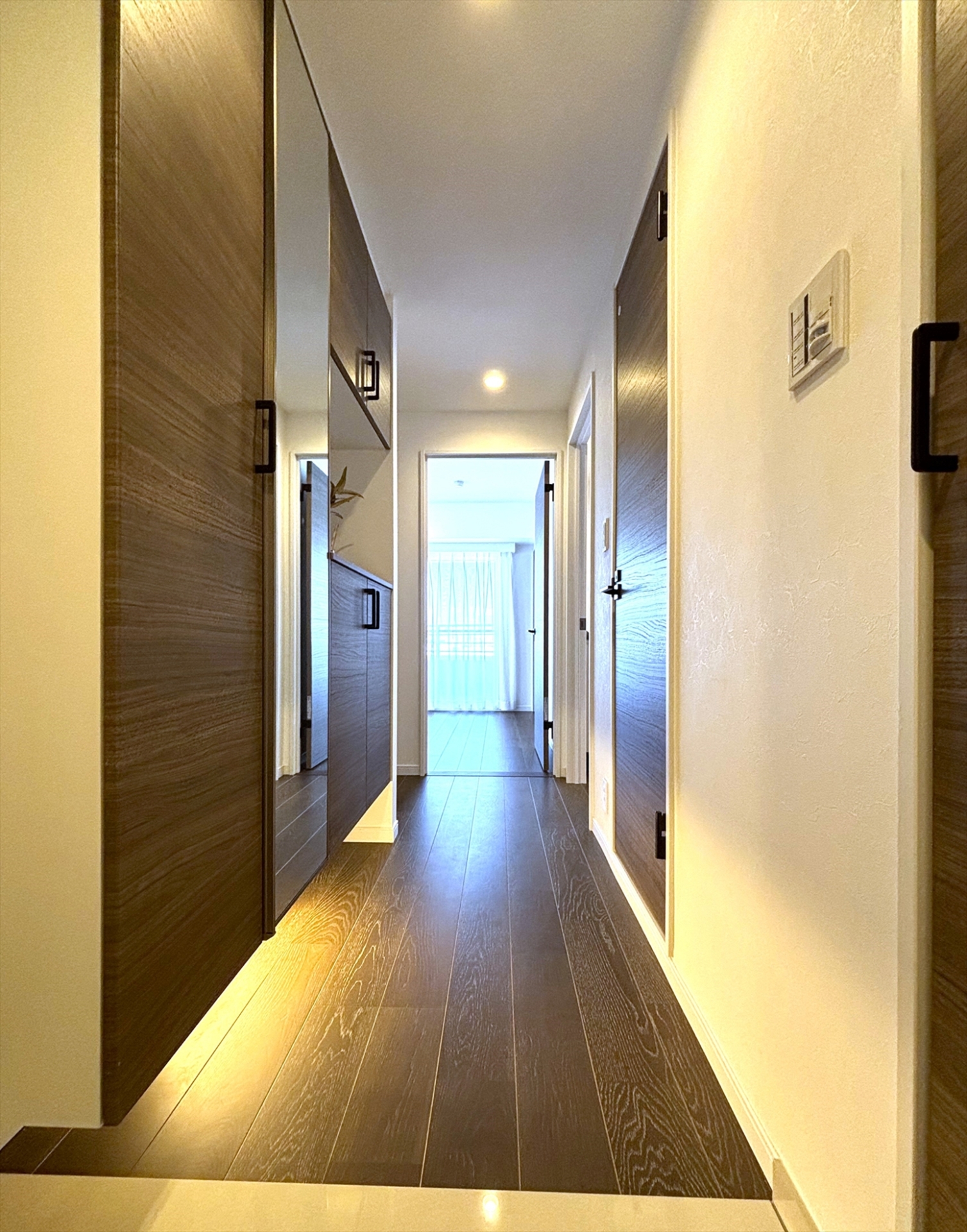【その他内観】住まいの第一印象を高める、収納力のあるすっきりとした玄関です。(2026年5月)
