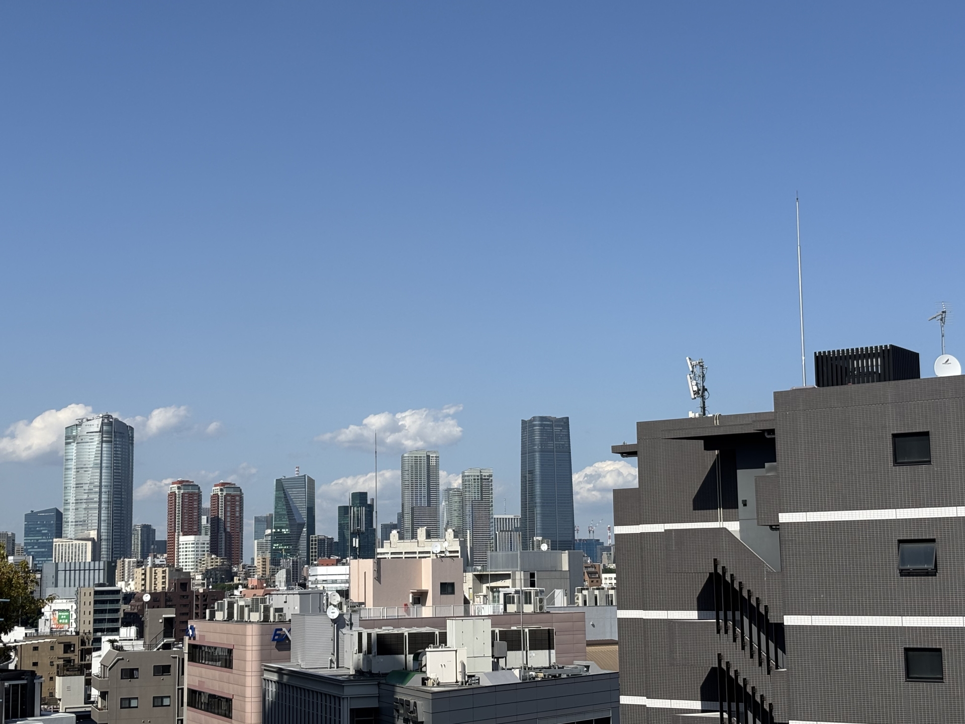 【その他画像】北側洋室からの眺望。バルコニーから都心の景色を望む、開放感ある眺望です。(2026年5月)