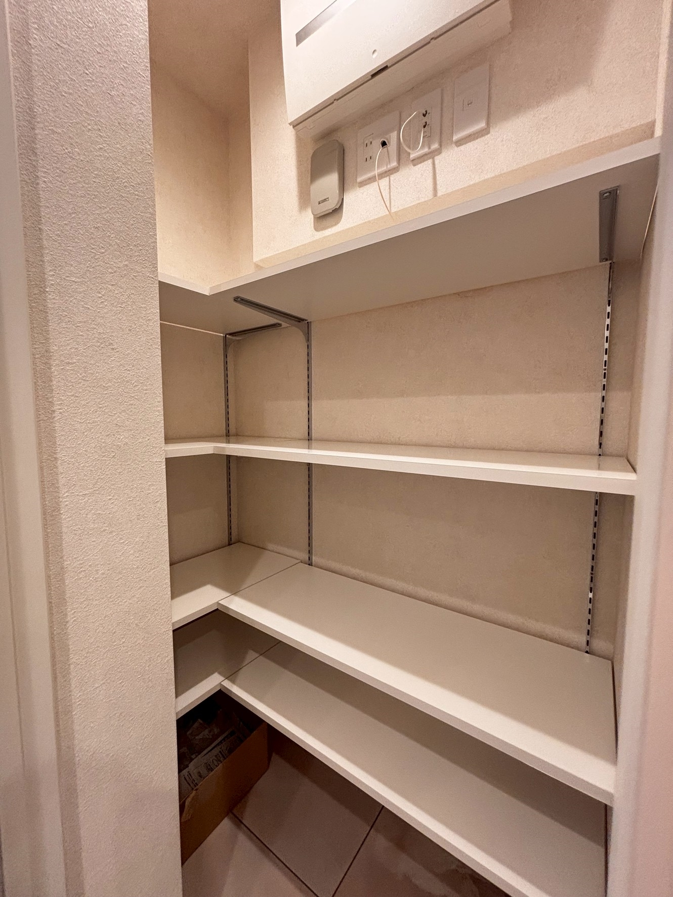 【収納】靴はもちろん、アウトドア用品や季節物も収納できるシューズインクローク。玄関まわりをすっきり保てます。(2026年5月)