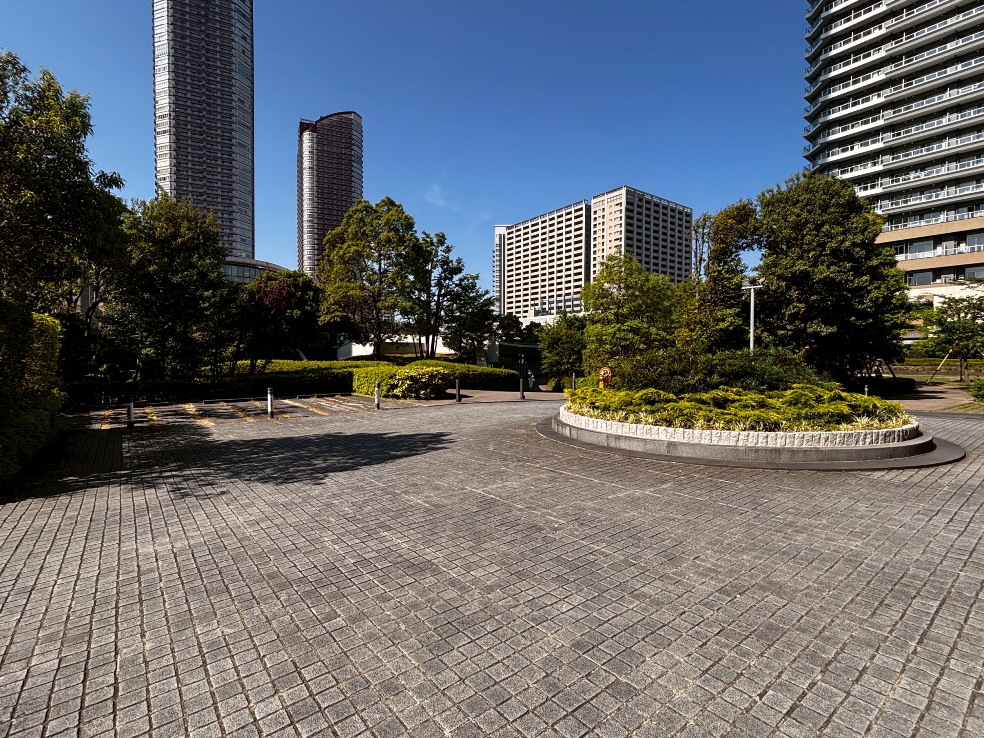 【その他共用部】緑に囲まれた、開放感ある敷地内広場。(2026年5月)