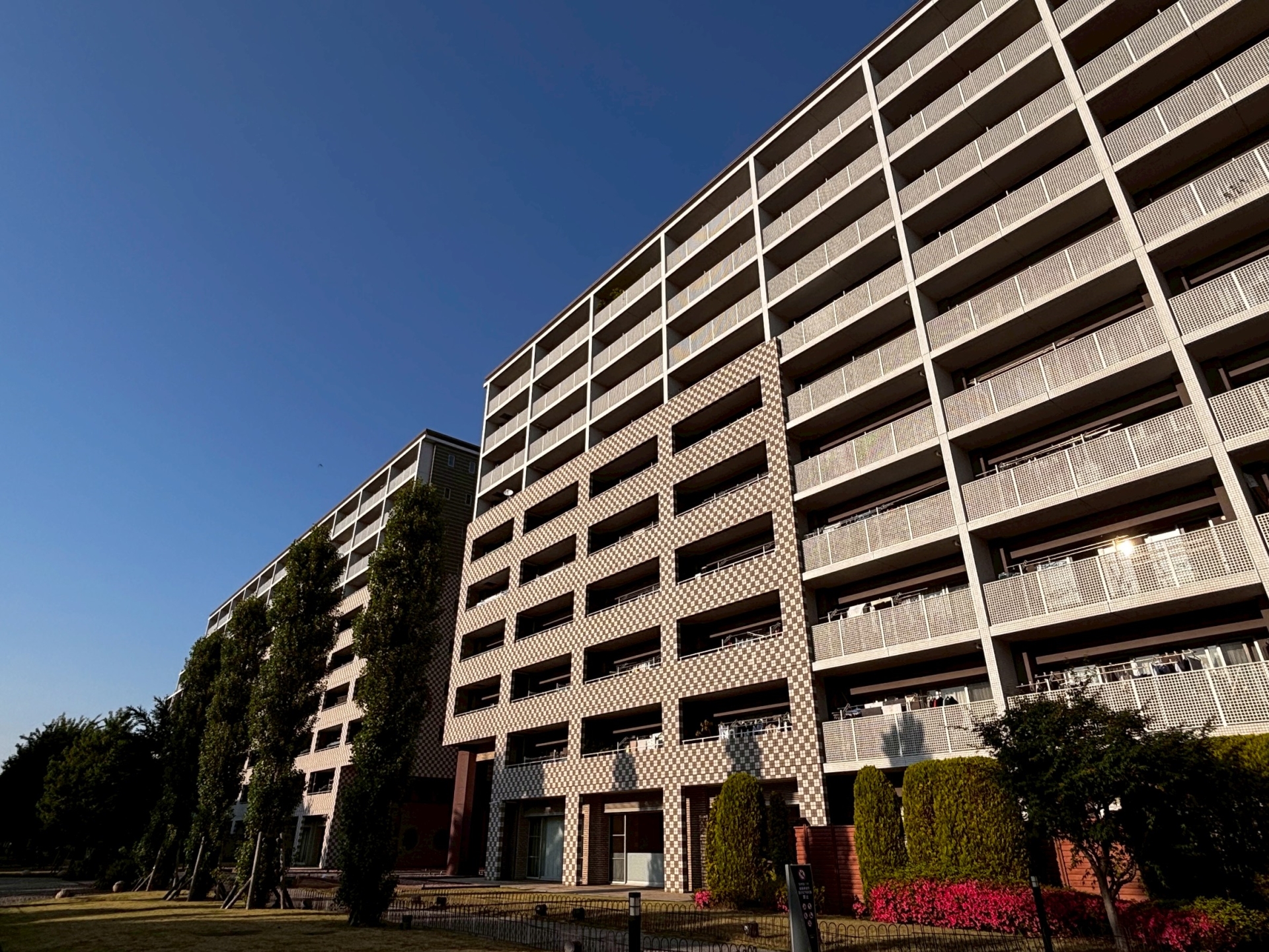 【外観】JR南武線「武蔵新城」駅徒歩5分。総戸数638戸の「ザ・クレストシティ」。(2026年5月)
