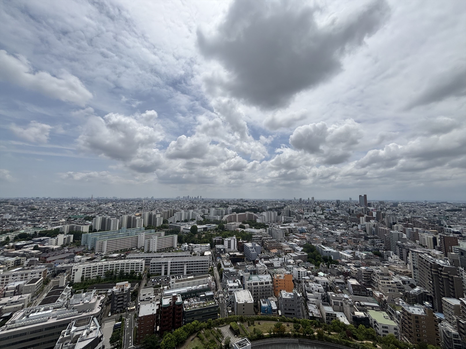 【】寝室からも空と街並みを望める贅沢な眺望。朝夕の景色が、穏やかな時間を演出します。(2026年5月)