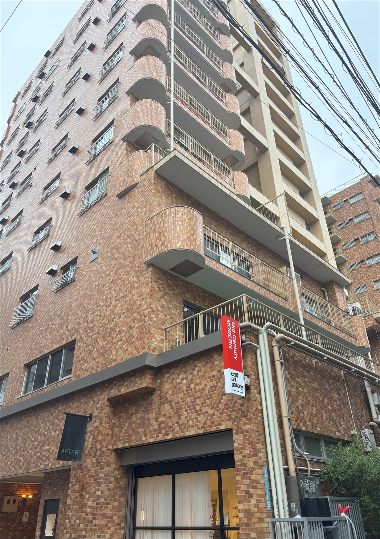 【外観】街並みに調和する、重厚感と落ち着きを兼ね備えたマンション外観。(2026年5月)