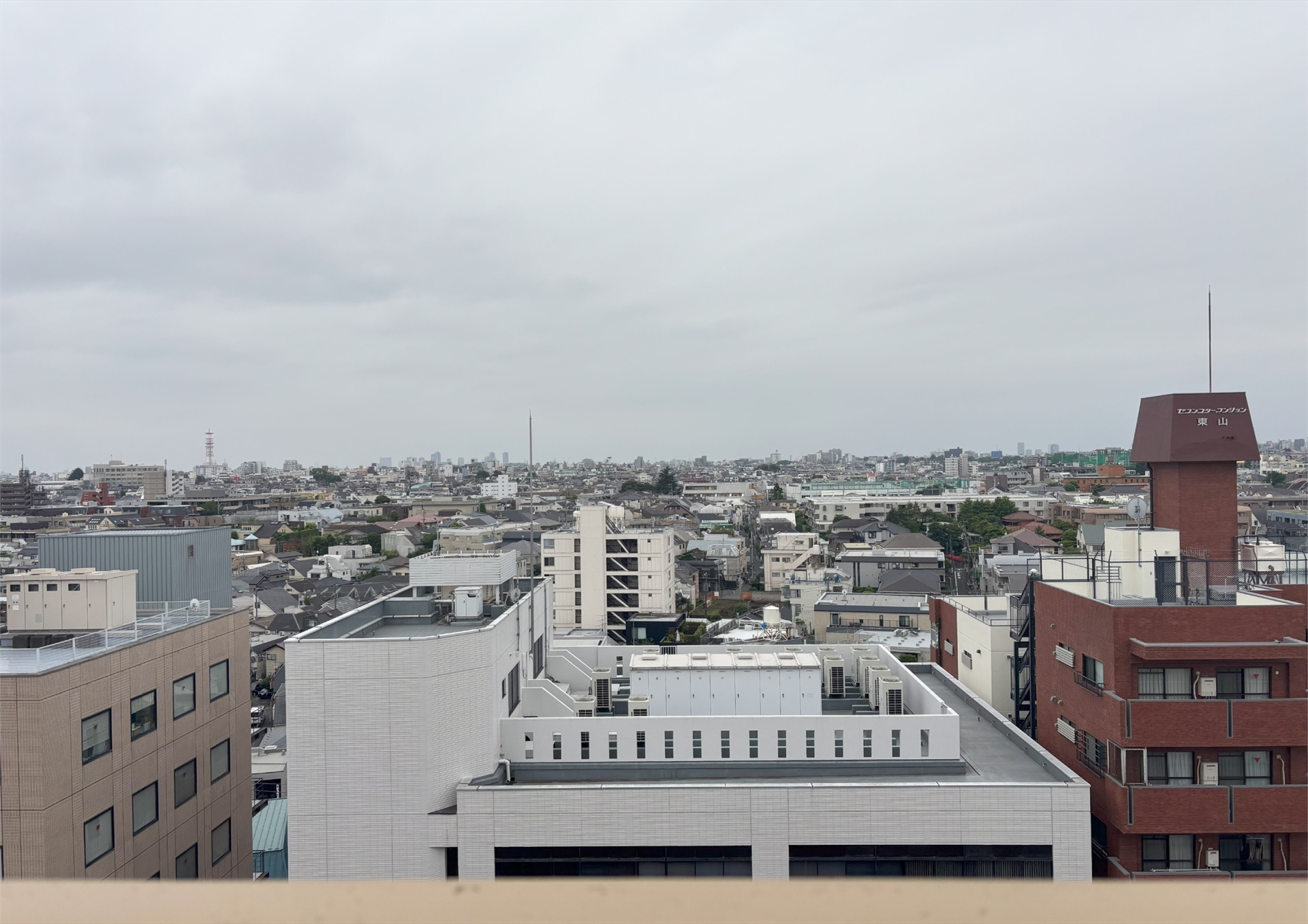 【】マンション最上階、本住戸バルコニーからの眺望。視界が開け、開放感を味わえます。(2026年5月)