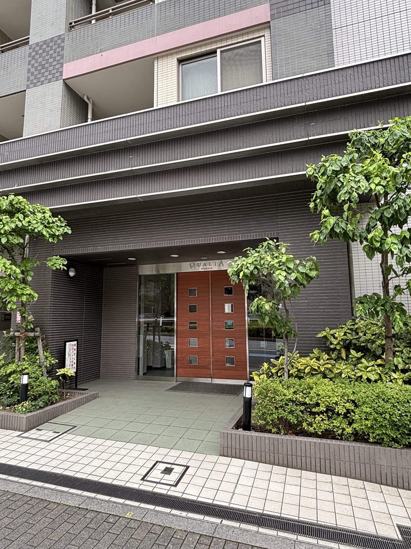 【エントランス】植栽に囲まれたエントランス。落ち着きと品格を感じさせる共用空間です。(2026年6月)