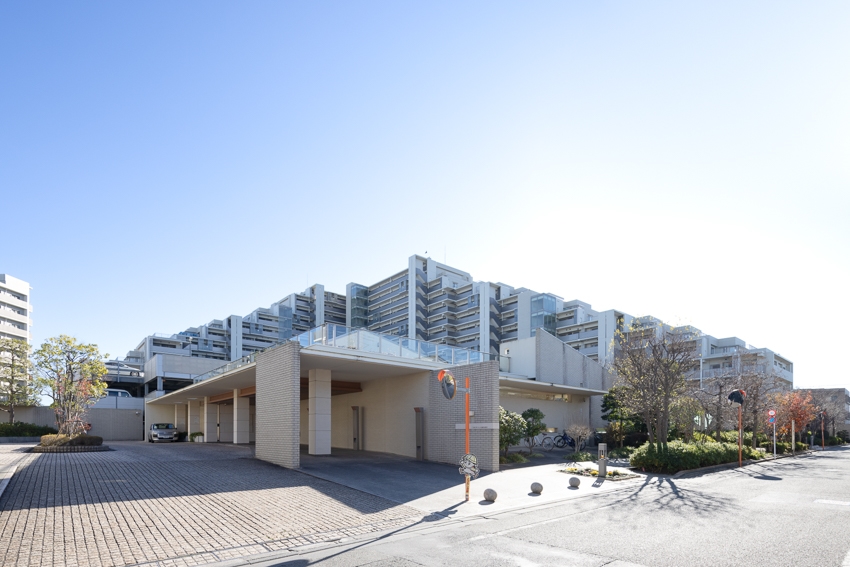 【外観】地上15階建て・総戸数314戸の「コスモ・ザ・パークス調布多摩川」。(2021年12月)