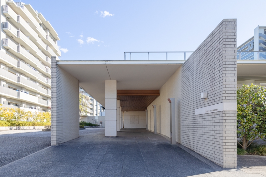 【エントランス】地上15階建て・総戸数314戸の「コスモ・ザ・パークス調布多摩川」。(2021年12月)