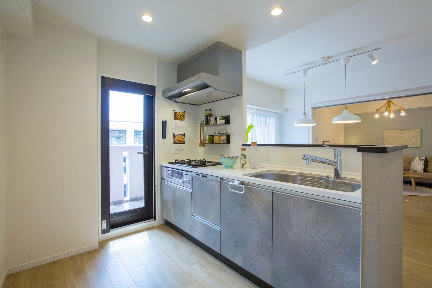 広々としたキッチンは食器棚を配置しやすく、バルコニーにも出られます。(2021年10月)