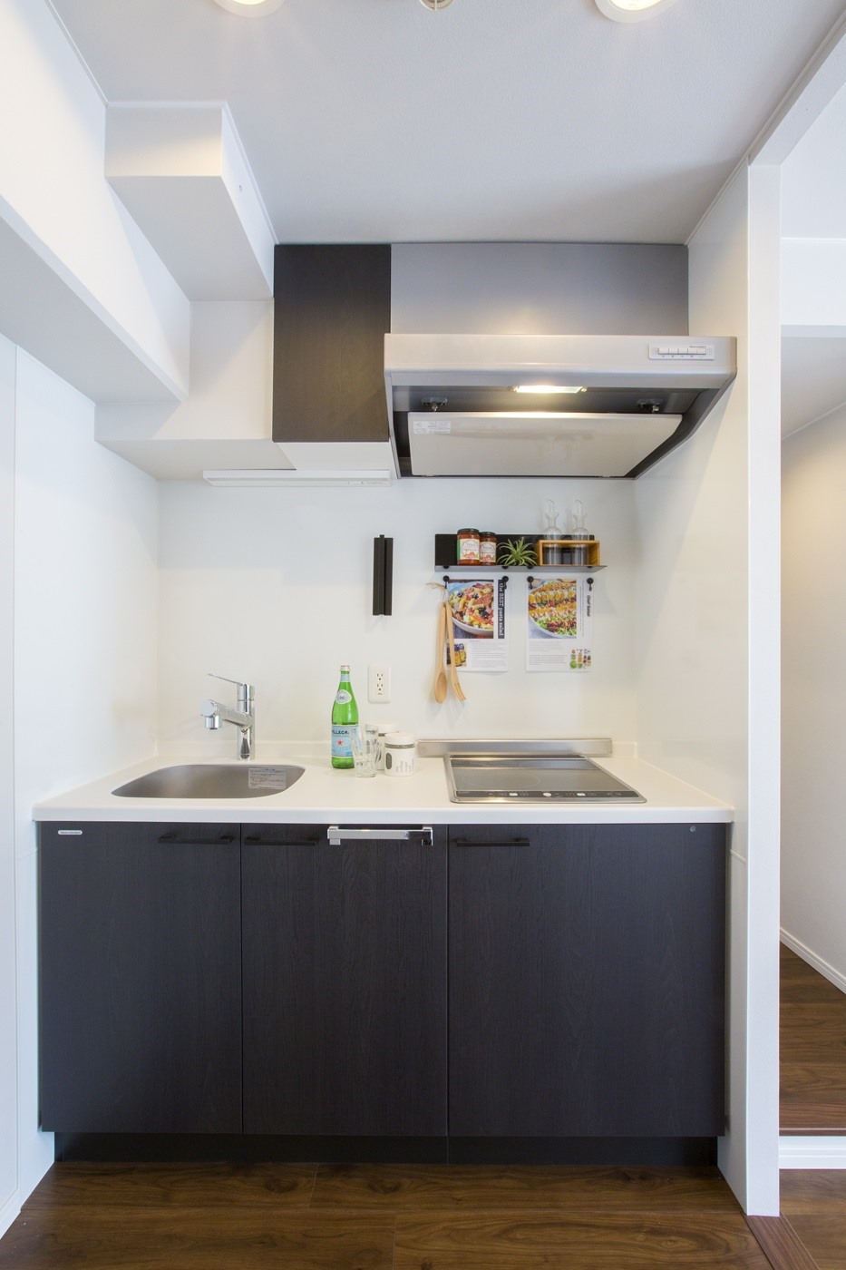 お部屋の雰囲気になじむスタイリッシュなキッチン。お掃除しやすいIHクッキングヒーターを採用。(2022年1月)