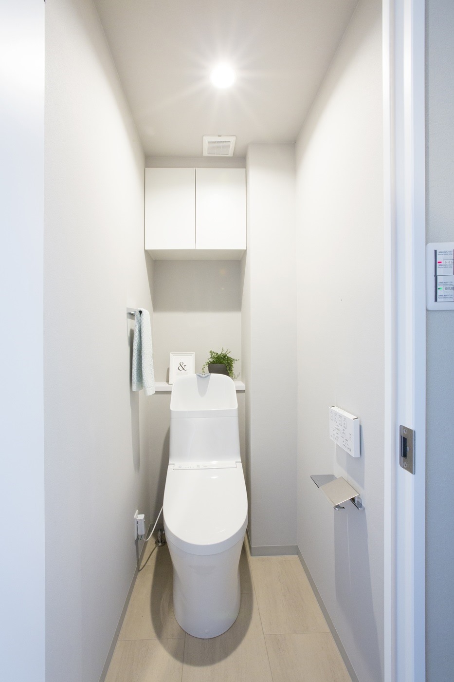 温水洗浄便座付トイレ。上部には収納スペースを設置。(2021年12月)