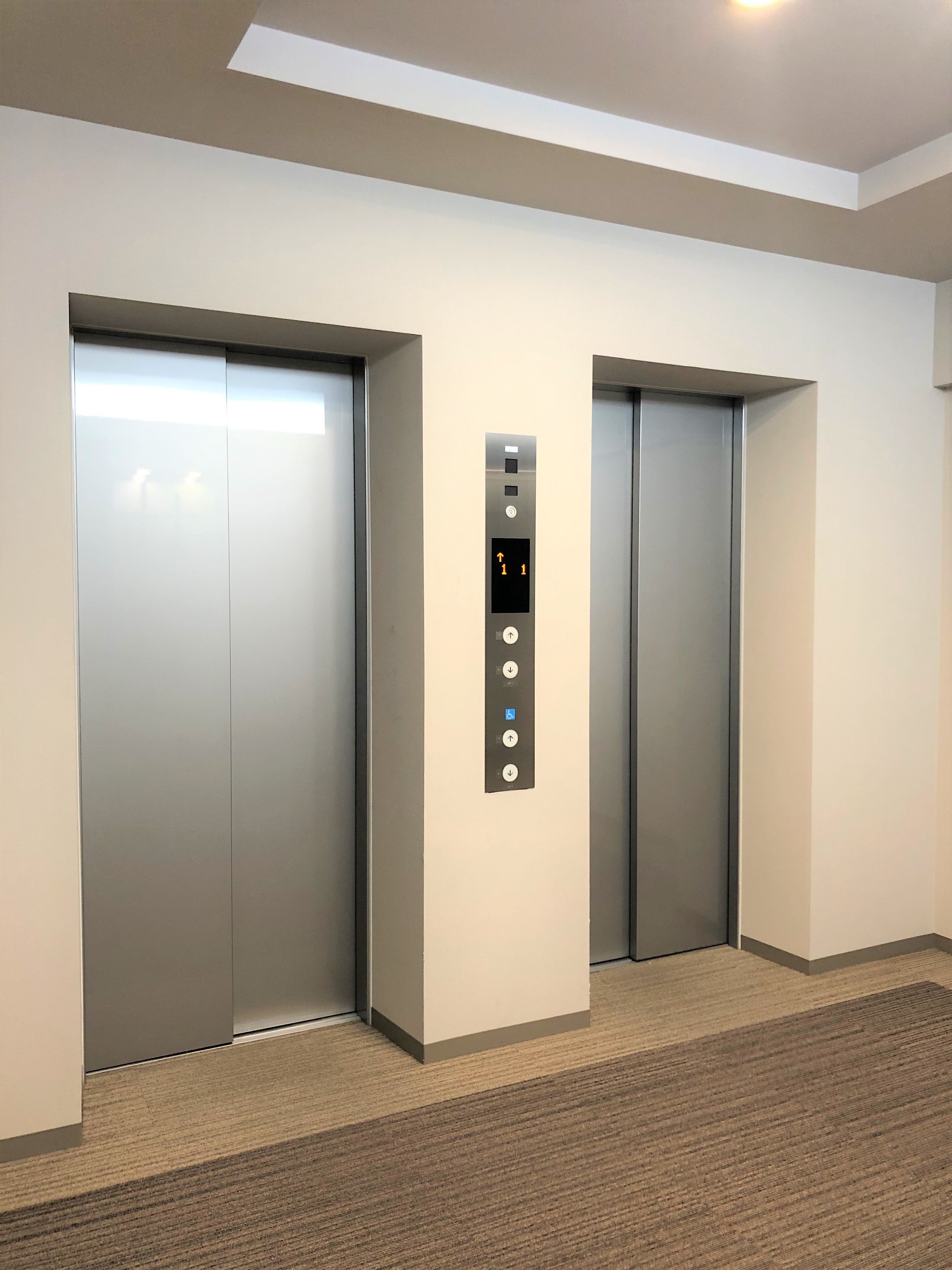 エレベーターも2基あるので、混雑する時間帯も安心です。(2021年11月)