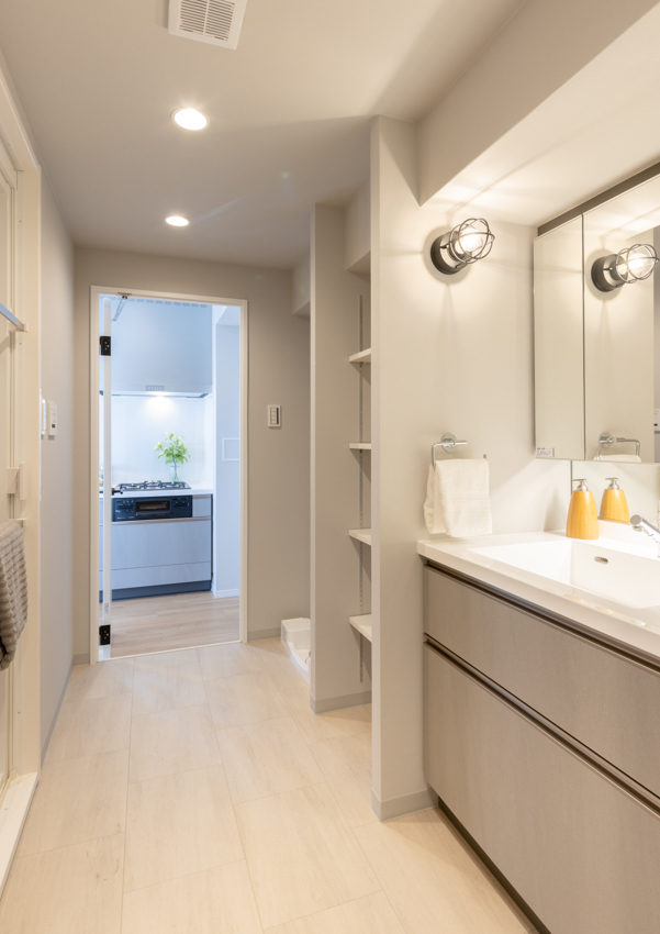 洗面室はキッチンと廊下どちらかでも出入りできる2way設計(2022年4月)