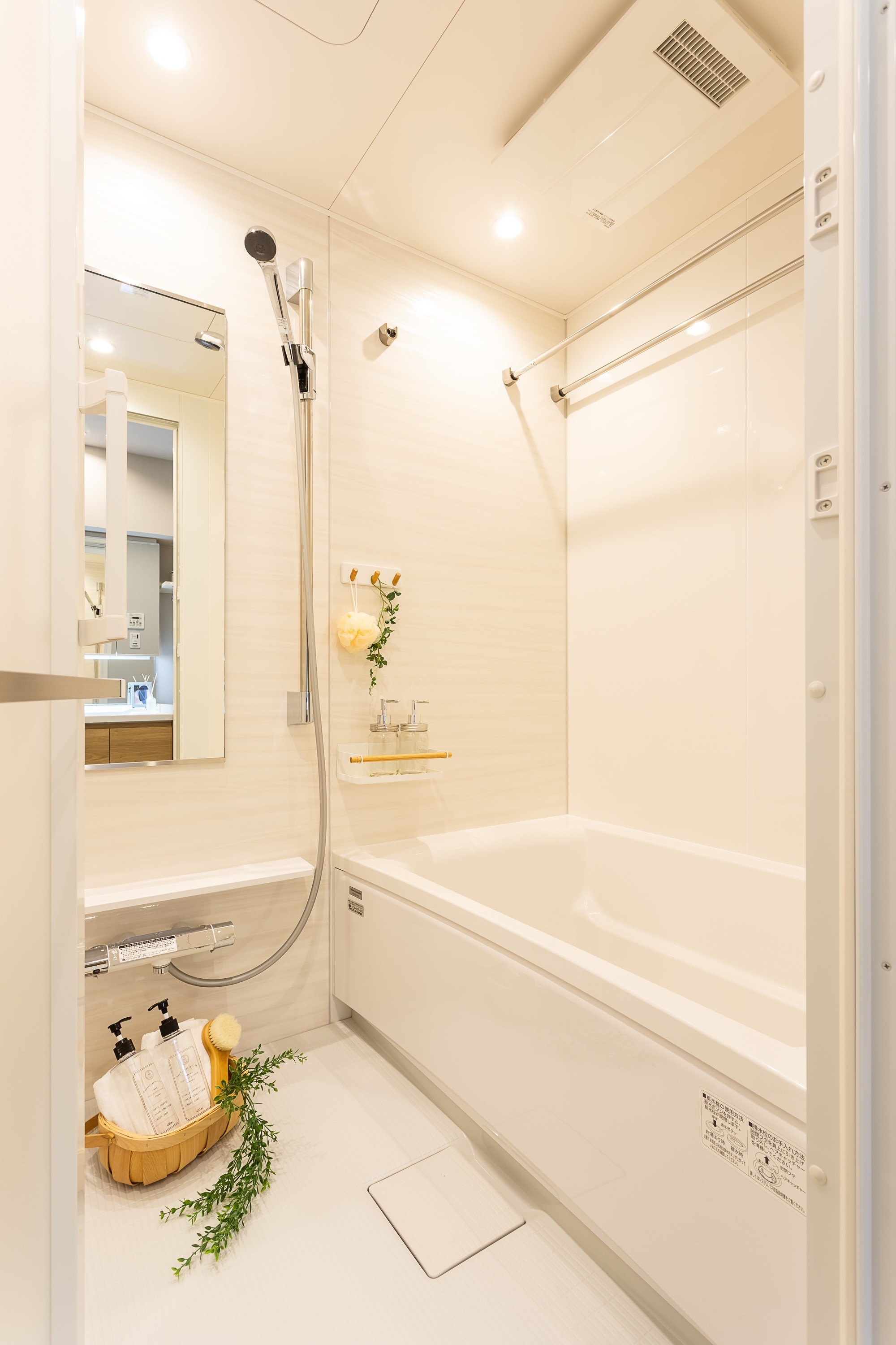 清潔感のある浴室は、手摺にもなるシャワーラックを採用。安全面にも気を遣いました。浴室暖房乾燥機付き。