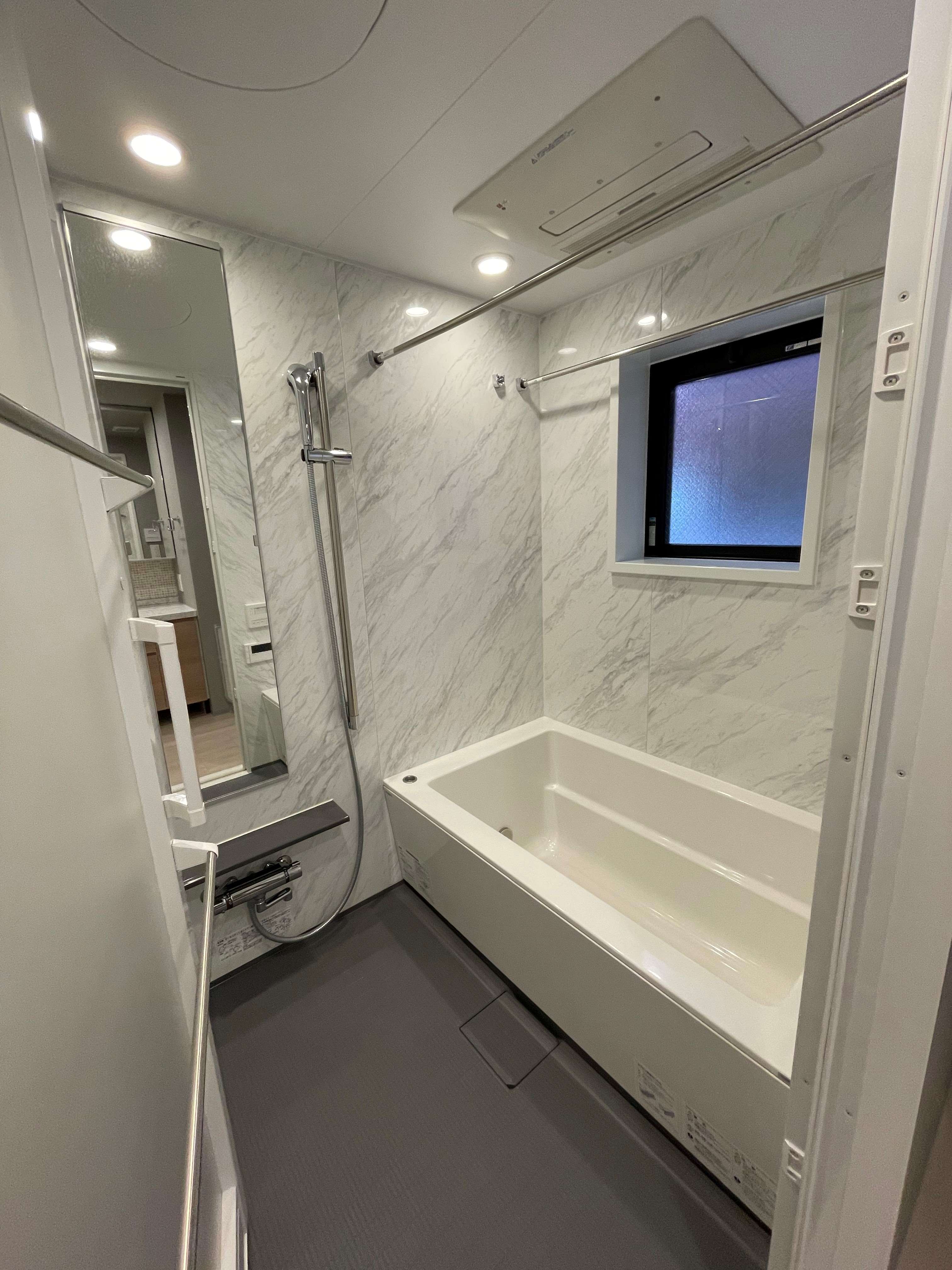 フルオートバス・浴室乾燥・ミストサウナ付きのバスルーム。(2022年4月)