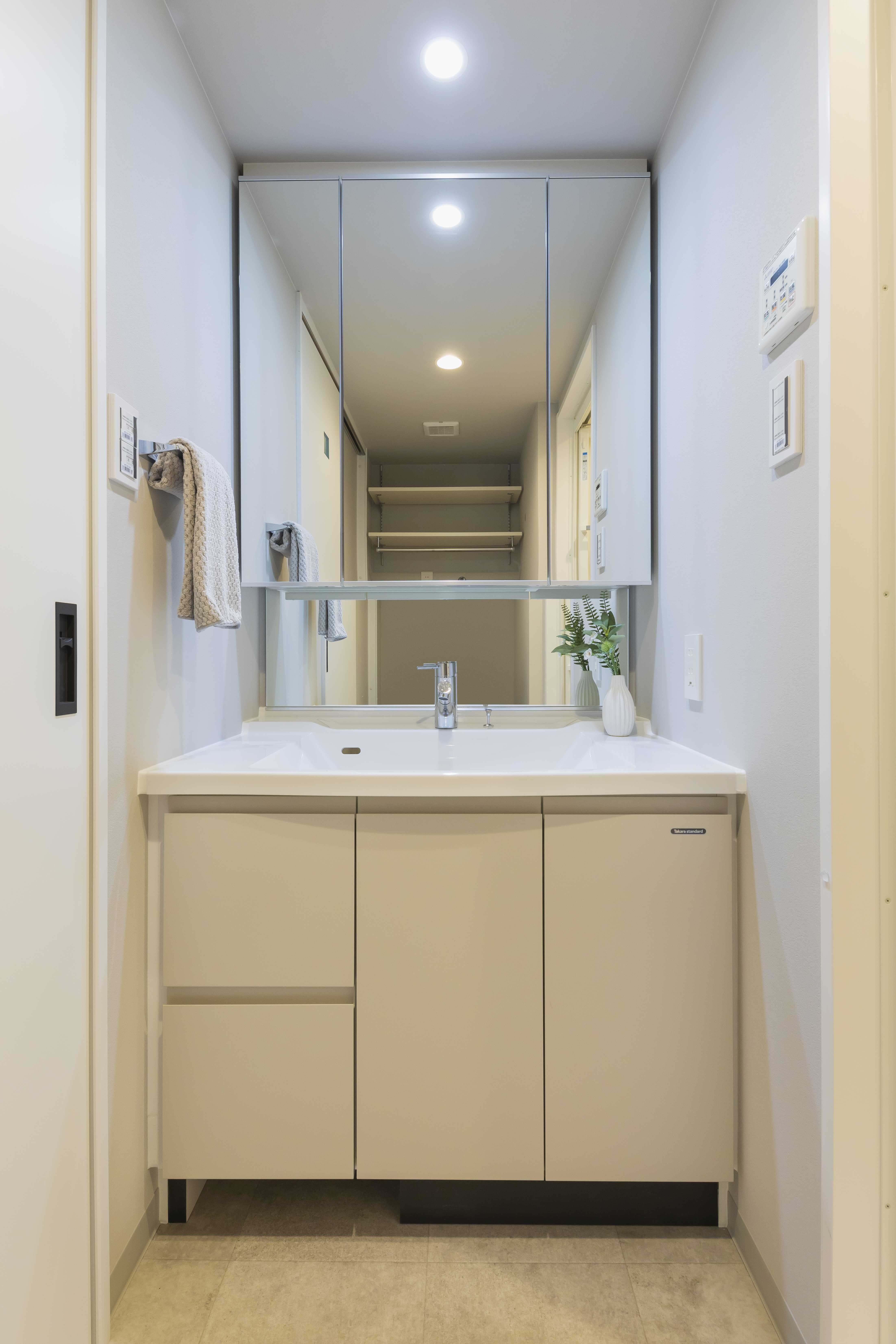 3面鏡の後ろと洗面台下に収納スペースをご用意。(2022年5月)